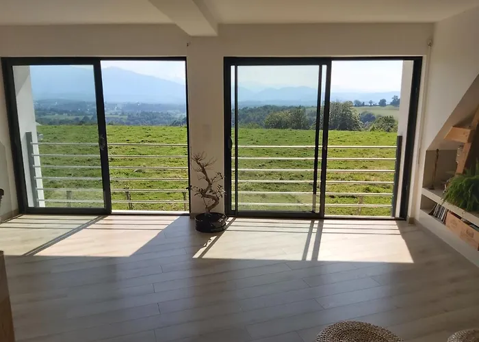 Maison Entouree D Animaux En Pleine Campagne