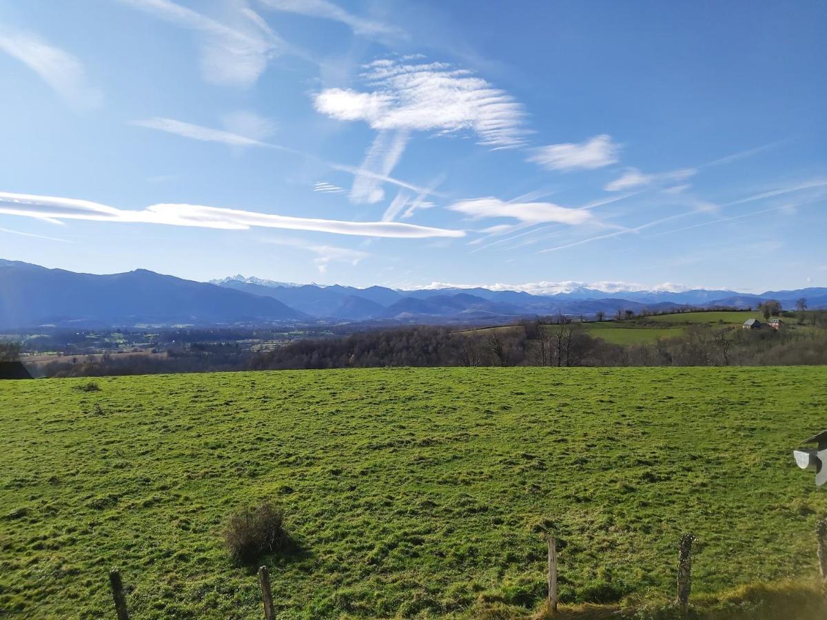 Maison Entouree D Animaux En Pleine Campagne *